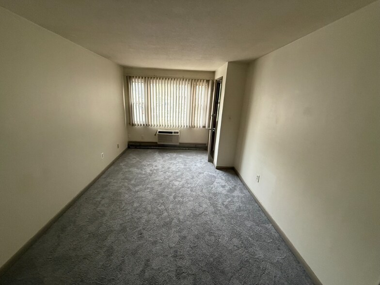 Building Photo - 372 Park St