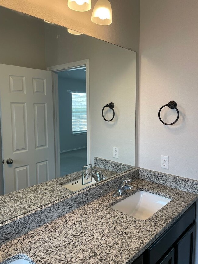 Building Photo - Available Now | Modern Single-Story 3 Bed, 2 Bath | Separate Office/Den | Big Yard | Pet Restrict...
