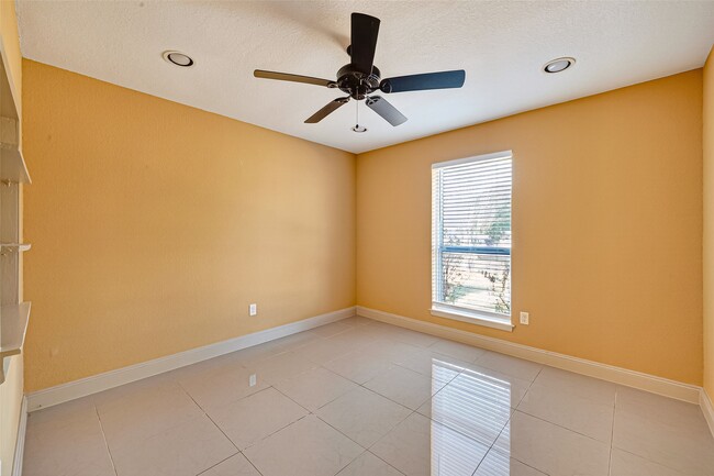 Building Photo - 6231 S Briar Knoll Dr