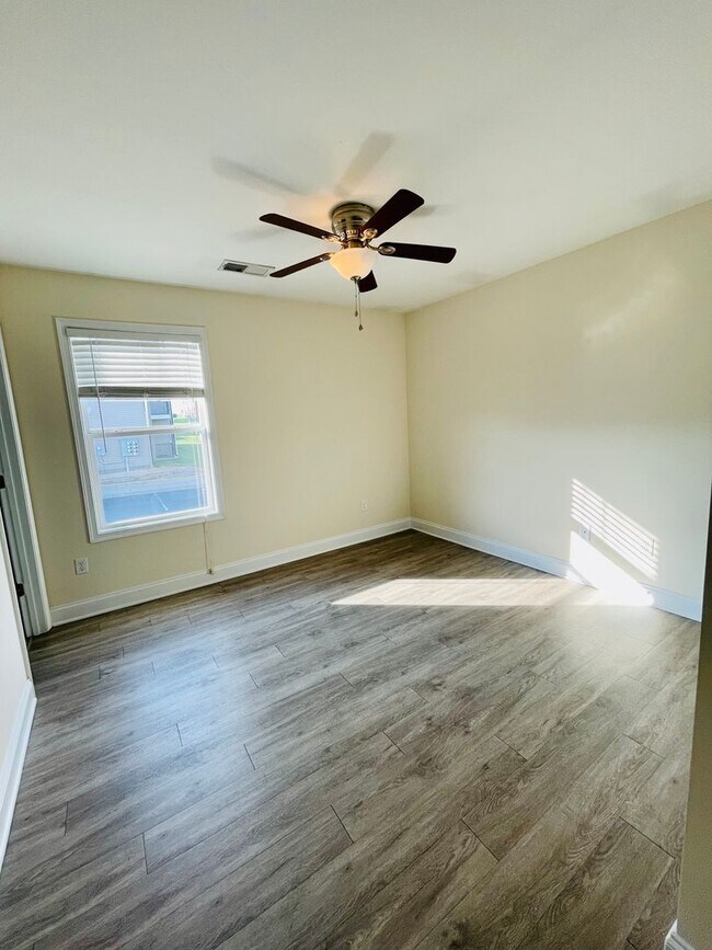 Building Photo - Nice 2 Bedroom, 2.5 Bath Townhouse