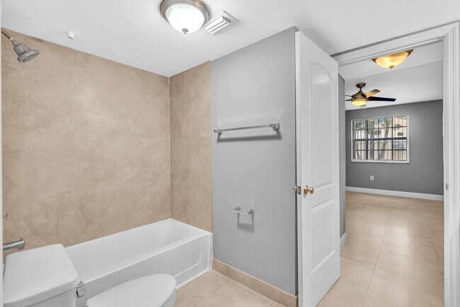 Building Photo - 2820 N Oakland Forest Dr