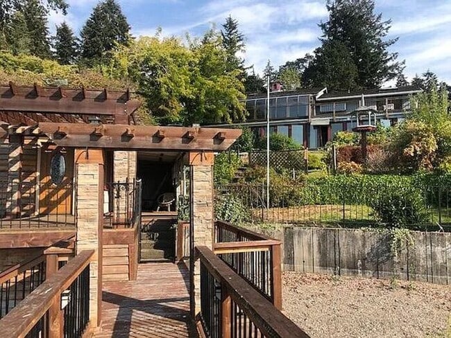 Building Photo - WATERFRONT Gravelly Lake Large 4 Bedroom Home in Lakewood!