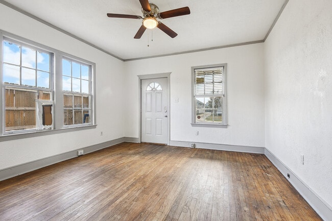 Building Photo - 570 Caddo St