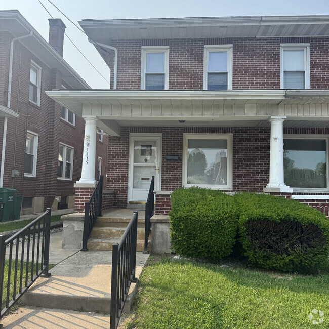 Building Photo - 1117 Fern Ave