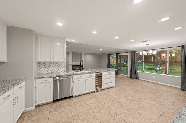 Building Photo - Luxury 4-Bedroom Home with Designer Upgrad...