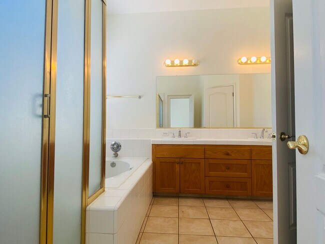 Building Photo - $2,690 Peach & Alluvial, Pool + Clovis Trail Access | W. Fallbrook Ave, Clovis