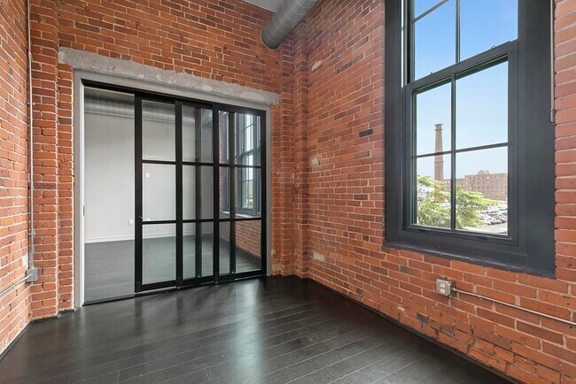 Building Photo - 319 A St
