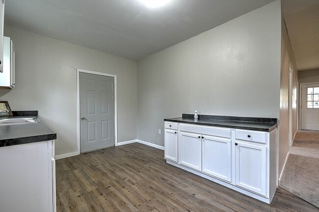 Building Photo - 635 S McKee St