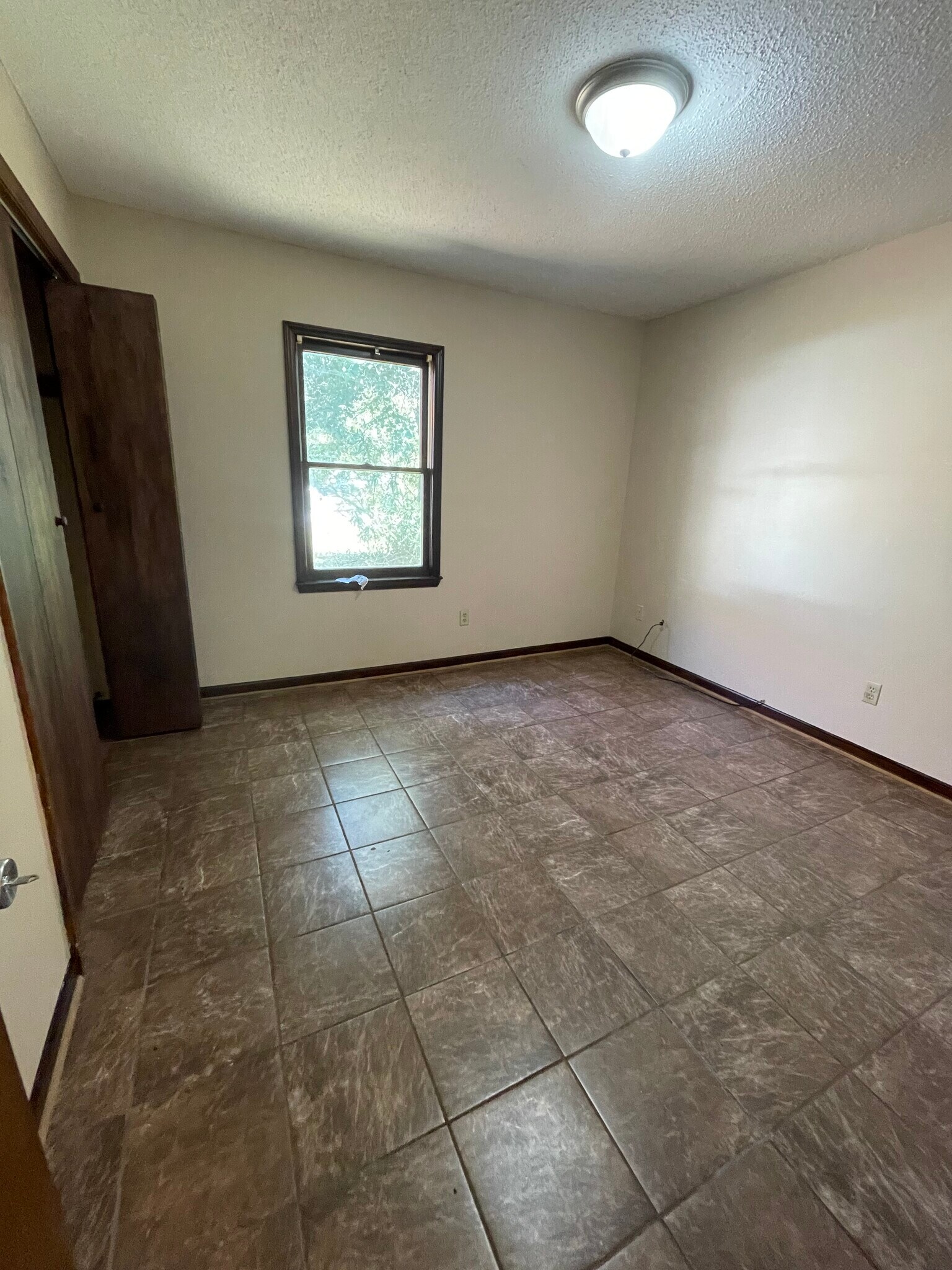 Building Photo - 506 Creekwood Cir