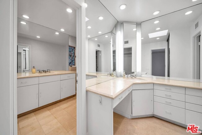 Building Photo - 618 N Rodeo Dr