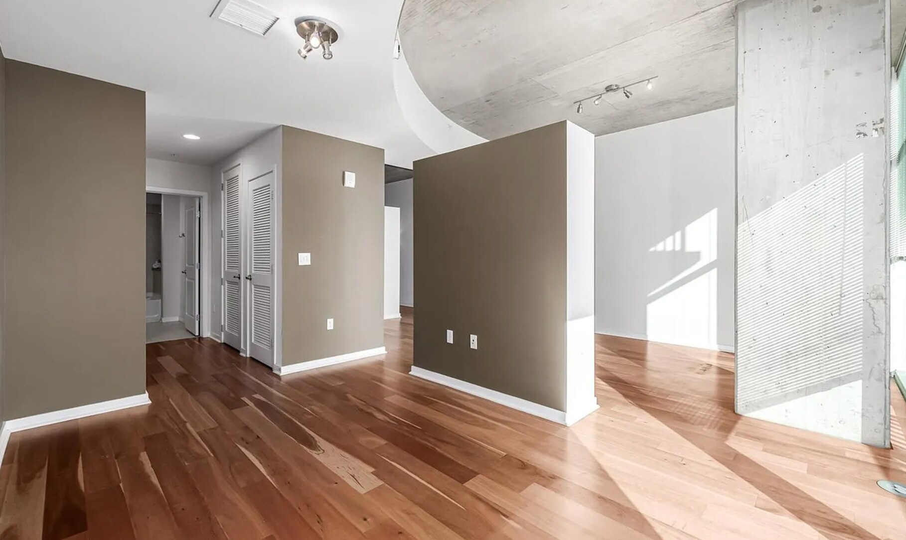 Building Photo - 1700 Bassett St