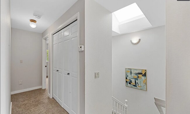 Building Photo - Kent East hill Condo townhome in Village at Single Creek - 3 bedroom 2.5 bath and 2 car garage. A...