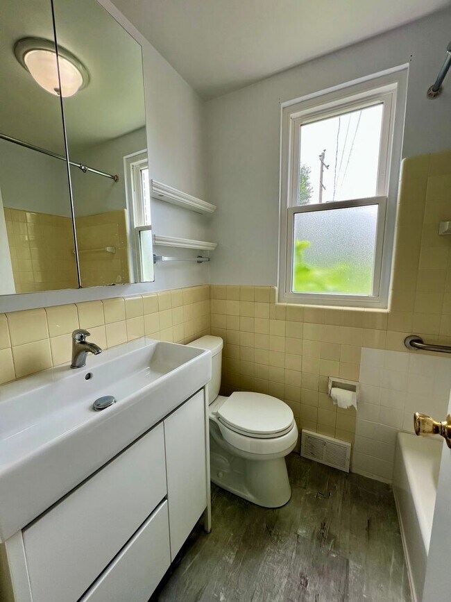 Building Photo - Stunning Single Family Home in King of Pru...
