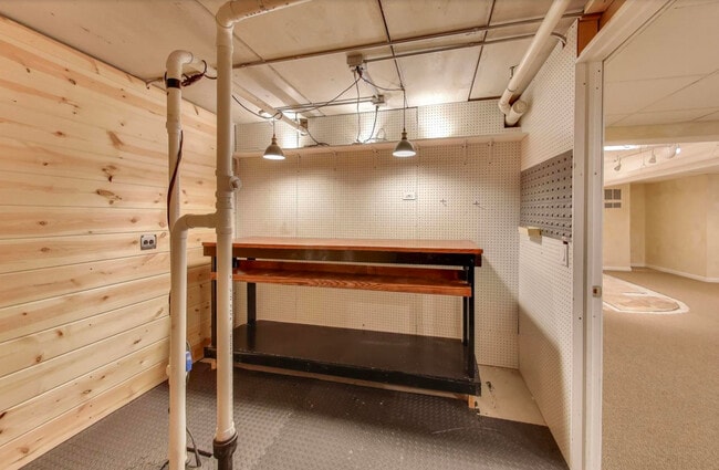 Building Photo - 11 Beaconsfield Ct