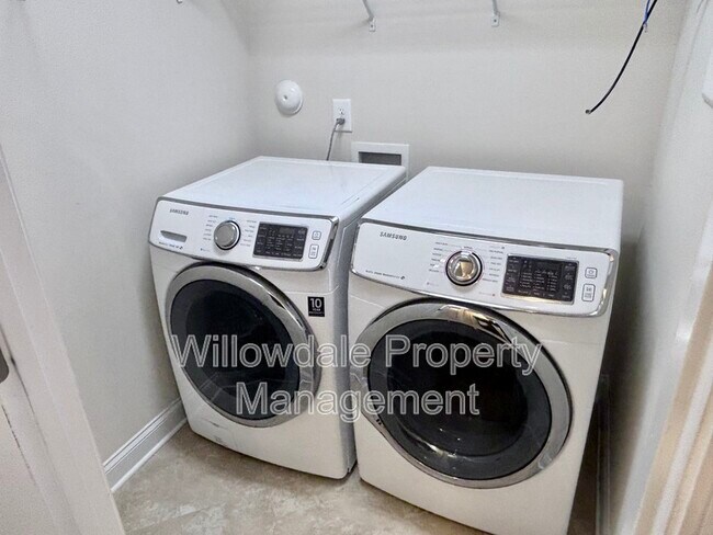 Building Photo - 136 Spring Pine Ln