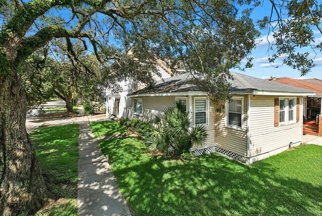 Building Photo - 2135 Mirabeau Ave