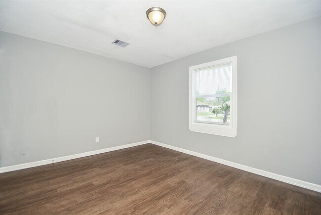 Building Photo - 7334 Mountbatten Rd