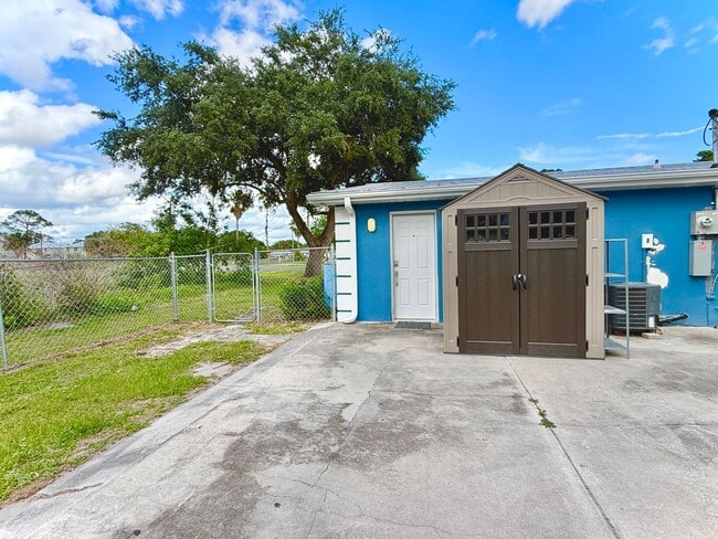 Building Photo - 1835 42nd Ave