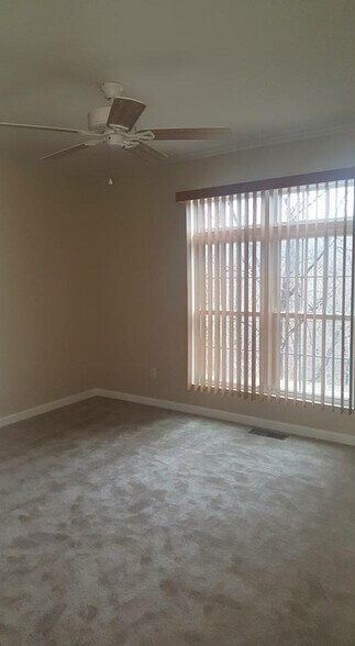 Building Photo - 215 Circle Dr
