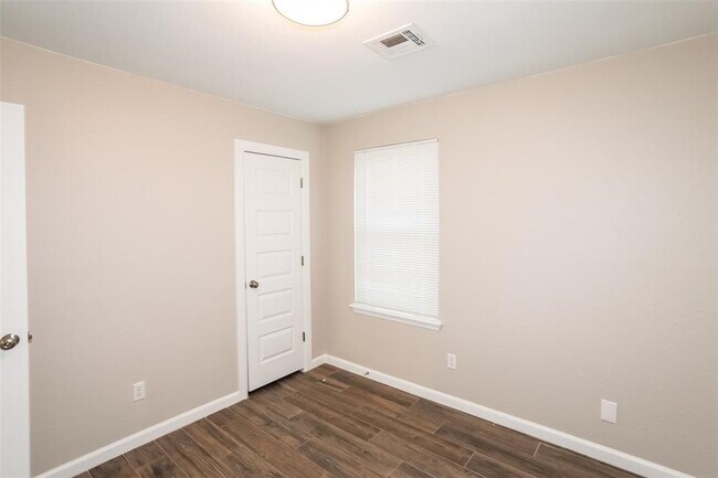 Building Photo - 8917 S Hillcrest Dr