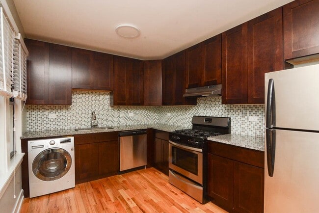 Building Photo - 811 Elm St