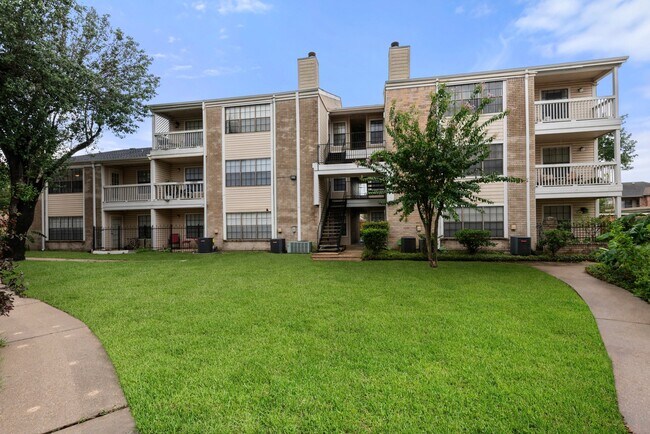 Building Photo - 2750 Holly Hall St