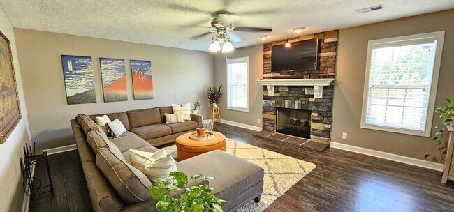 Building Photo - 6 Month Lease! Close to Exit 8 I-24! IMMACULATE!! 4 bed/2.5 Bath, 3 car garage/fenced in backyard...