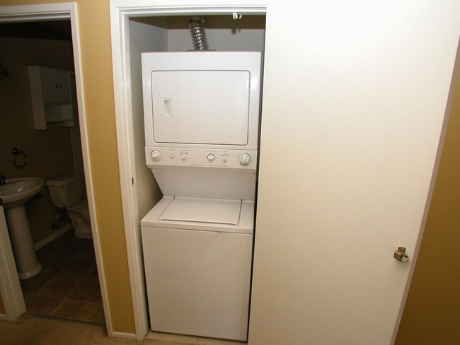 Building Photo - 2 Bedroom, 2 Bath Condo in Eastlake Shores