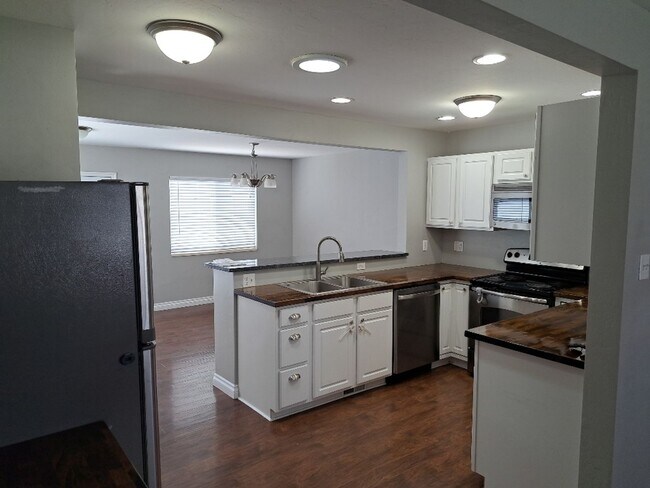 Building Photo - 2859 Hill Ave
