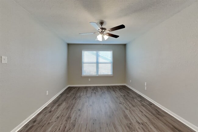 Building Photo - 17919 Royal Gate Ln