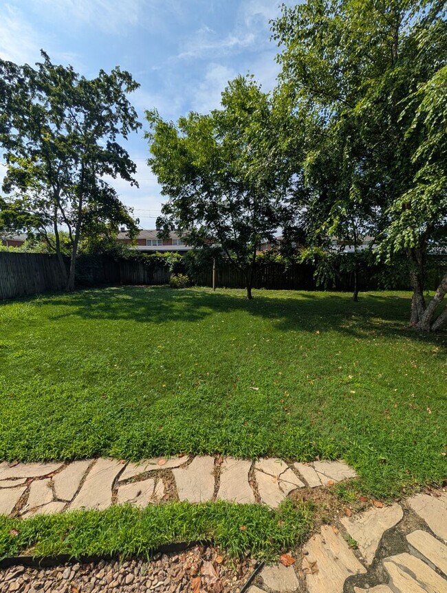 Building Photo - 3 Bedroom Home - Walking distance to Fairview Elementary - Desirable Location!