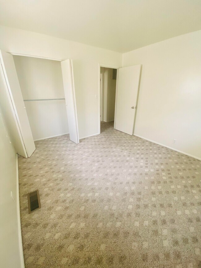 Bedroom 2 - 2905 S Chippewa Ln