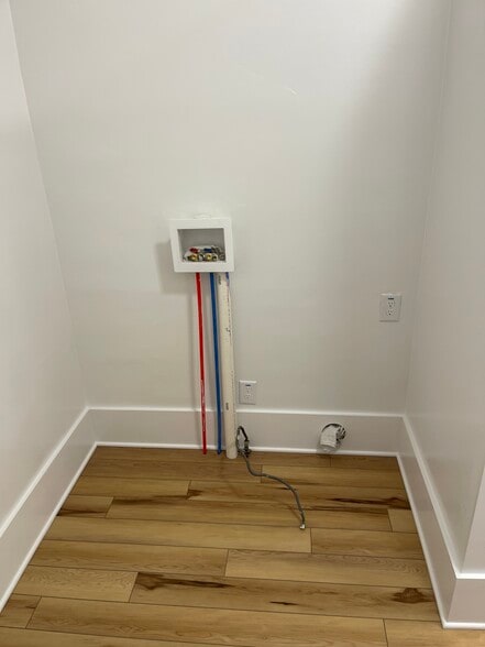 Bathroom/Laundry Hookups - 738 Olympia St SW