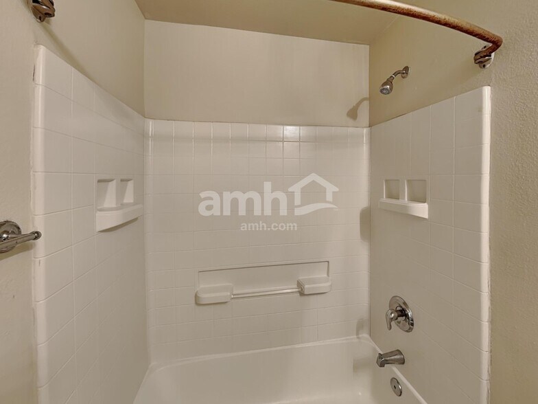 Building Photo - 212 Hereford St