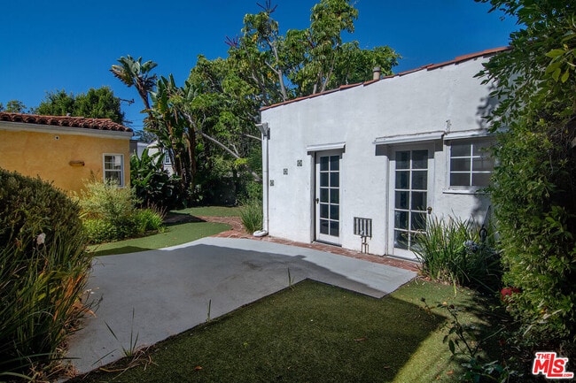 Building Photo - 731 San Vicente Blvd