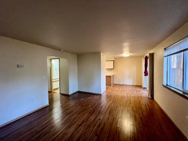 Building Photo - 3 BD Townhome