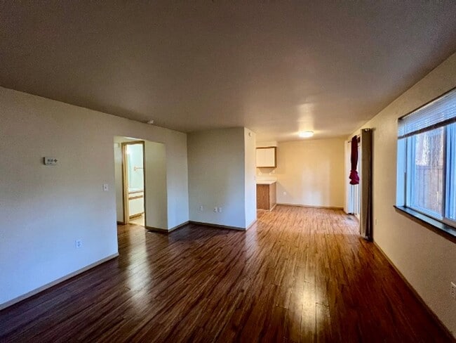 Building Photo - Pet Friendly 3 BD Townhome