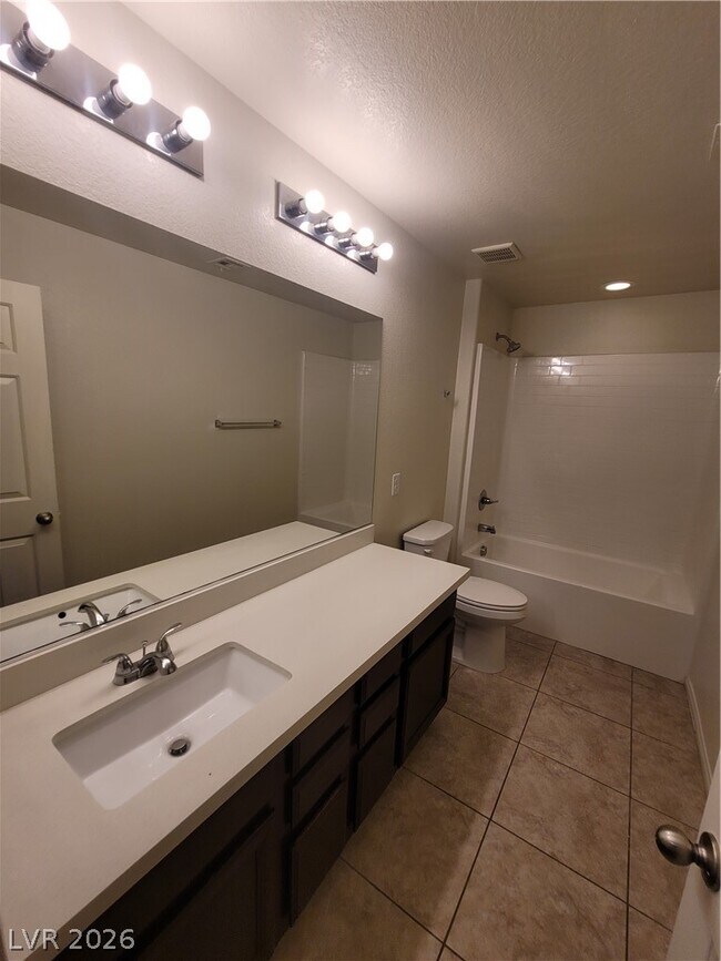 Building Photo - 2409 W Gilmore Ave