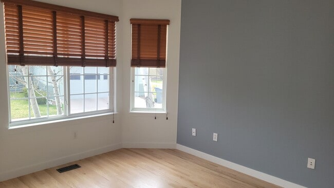 Building Photo - Beautiful Single Story Townhouse with Den & Attached 2-Car Garage