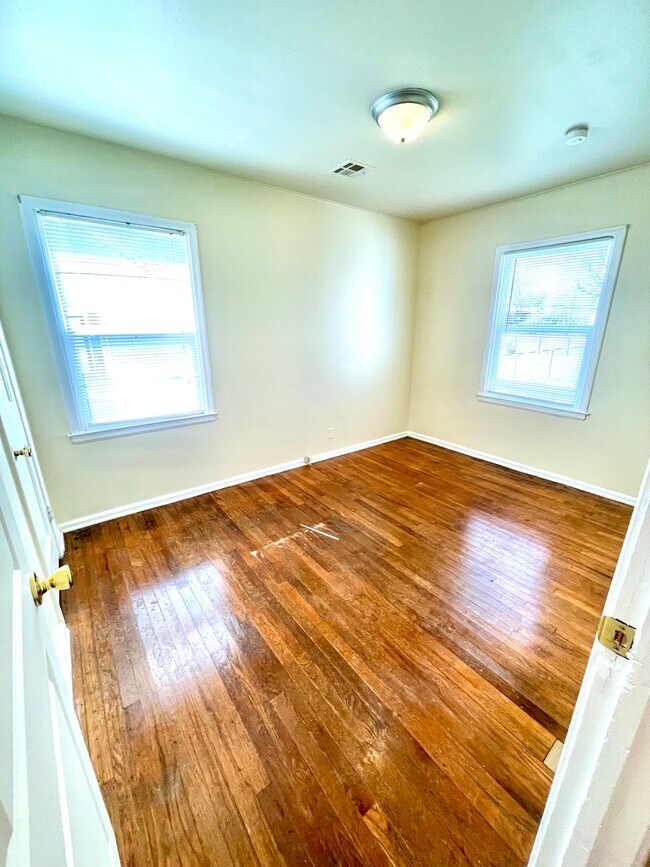 Building Photo - Charming Hideaway: 2BR Cozy House