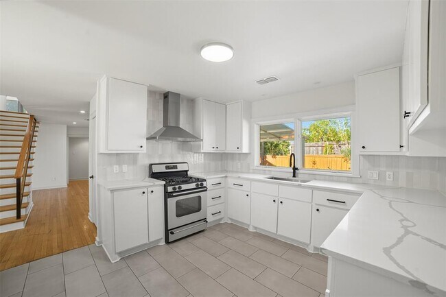 Building Photo - 712 Brownlee Cir