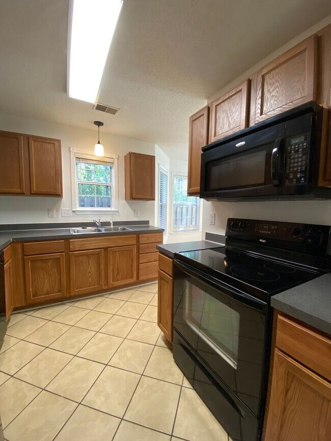 Building Photo - Adorable 3 Bedroom 3 Bath in Preston Green