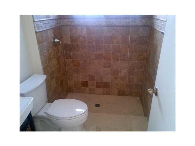 Building Photo - 2653 Oakbrook Dr