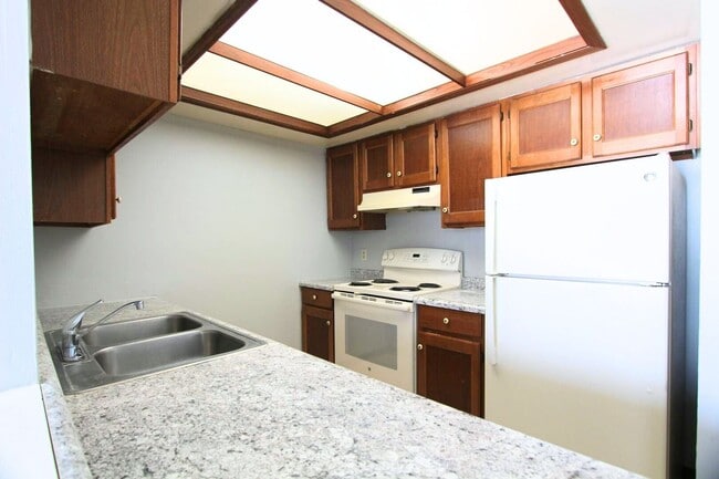 Building Photo - Spacious Living Room