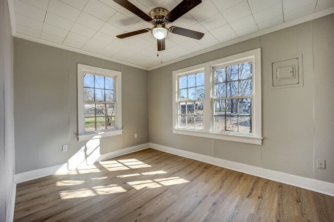 Building Photo - FREE MONTH RENT! Freshly Updated 3 Bedroom House