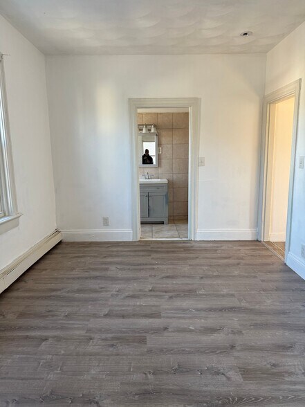 Building Photo - 635 Fall River Ave