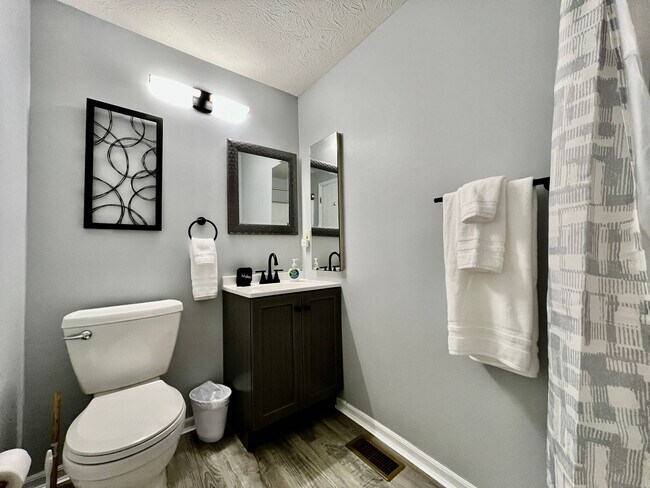 Building Photo - 6631 Pin Oak Ct