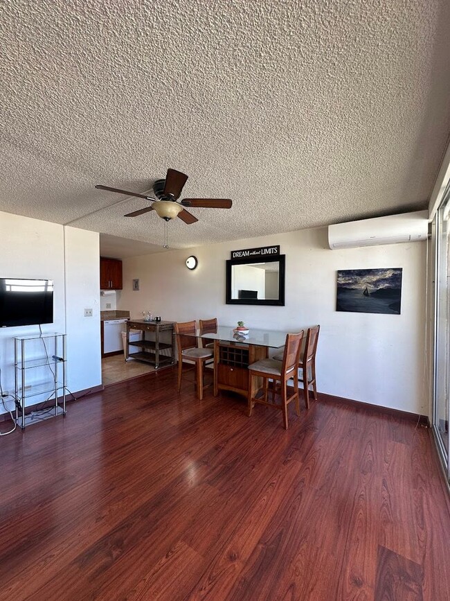 Building Photo - Roya Court Furnished 1 bed, 1 ba, 1 parkin...