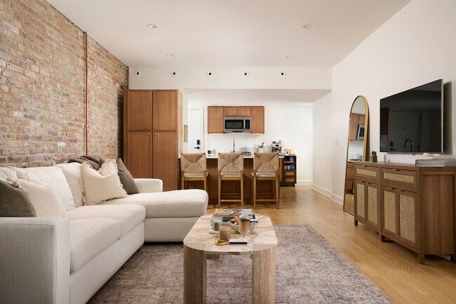 Building Photo - 1320 N La Salle Dr