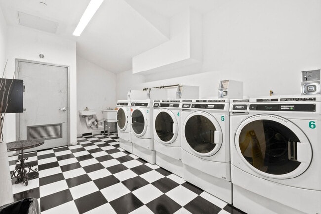 Building Photo - 517 W 45th St